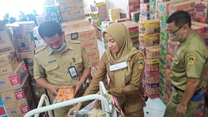 TURUN LAPANGAN: Tim Satgas Pangan Kabupaten Madiun saat melakukan sidak di Pasar Caruban Baru, Selasa (11/4). (DIAN RAHAYU/JAWA POS RADAR CARUBAN)
