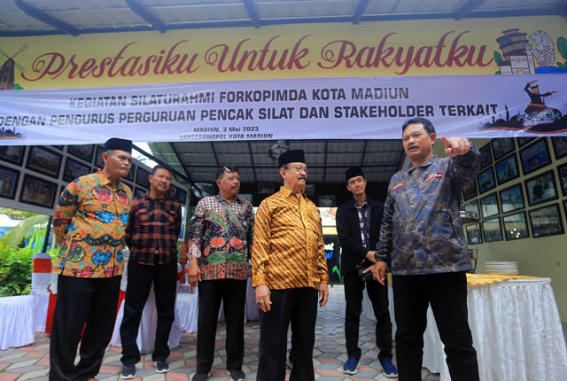 SAMAKAN VISI: Wali Kota Maidi menggelar silaturahmi dengan sejumlah perwakilan perguruan pencak silat di Ngrowo Bening Edupark kemarin. (BAGAS BIMANTARA/JAWA POS RADAR MADIUN)
