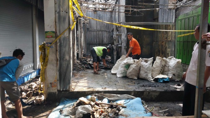 GOTONG ROYONG: Para pedagang Pasar Arjosari dibantu sejumlah pihak mulai membersihkan puing-puing sisa kebakaran kemarin (31/5) agar bisa segera digunakan kembali untuk berjualan. (NUR CAHYONO/RADAR PACITAN)