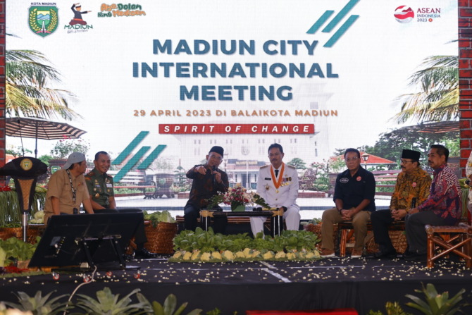 MUSYAWARAH: Wali Kota Madiun Maidi berdiskusi dengan sejumlah tokoh penting di tanah air dan tamu undangan dalam MCIM akhir pekan lalu. (WS HENDRO UNTUK JAWA POS RADAR MADIUN)