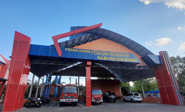 BERSIAGA: Dua armada pemadam kebakaran di Pos Induk Damkar, Ngawi kota. Bidang damkar satpol PP kekurangan kendaraan operasional.  (ASEP SYAEFUL BACHRI/JAWA POS RADAR NGAWI)