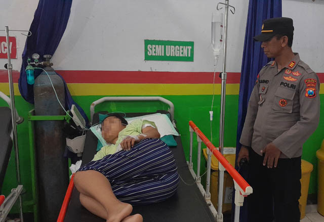 KRITIS: Kondisi HW ketika dirawat di Puskesmas Pitu sebelum akhirnya dirujuk di RSUD dr Soeroto. (ASEP SYAEFUL BACHRI/JAWA POS RADAR NGAWI)