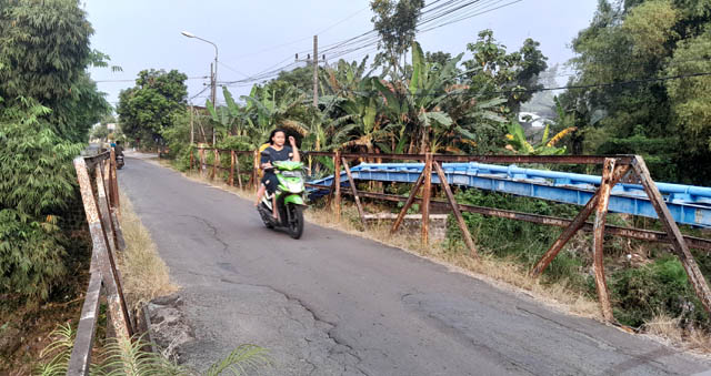 DIPERBAIKI TAHUN INI: Jembatan Guyung, Gerih, Ngawi, yang rusak dan terlalu sempit. (ASEP SYAEFUL BACHRI/JAWA POS RADAR NGAWI)