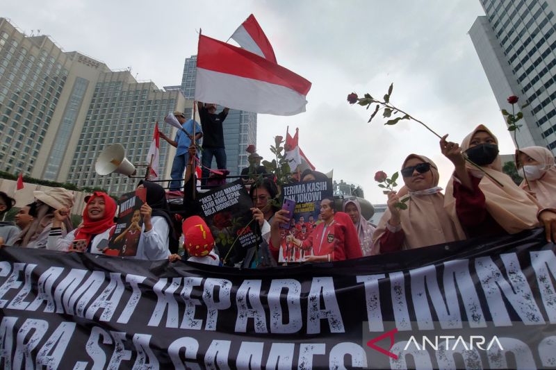 PENANTIAN PANJANG: Ribuan warga memeriahkan pawai Timnas U-22, Jumat (19/5). (ANTARA)