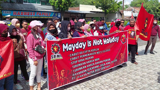 TUNTUT HAK: Para buruh melakukan unjuk rasa di depan gedung DPRD Kabupaten Madiun saat peringatan May Day, Senin (1/5) lalu. (DIAN RAHAYU/JAWA POS RADAR CARUBAN)