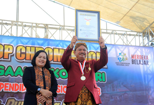 TERBANYAK: Wali Kota Madiun Madiun memamerkan piagam rekor Muri dalam peringatan Hardiknas di kawasan PSC kemarin. (BAGAS BIMANTARA/JAWA POS RADAR MADIUN)