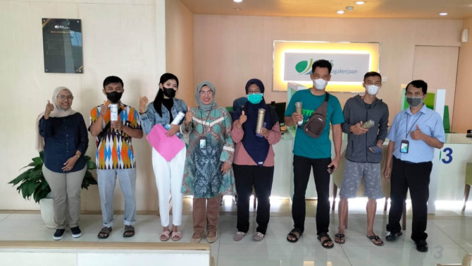 SELAMAT HARI BURUH : Zakiah, Kepala Kantor BPJS Ketenagakerjaan Cabang Madiun berfoto bersama sejumlah pekerja yang berkunjung ke kantornya. (Istimewa)