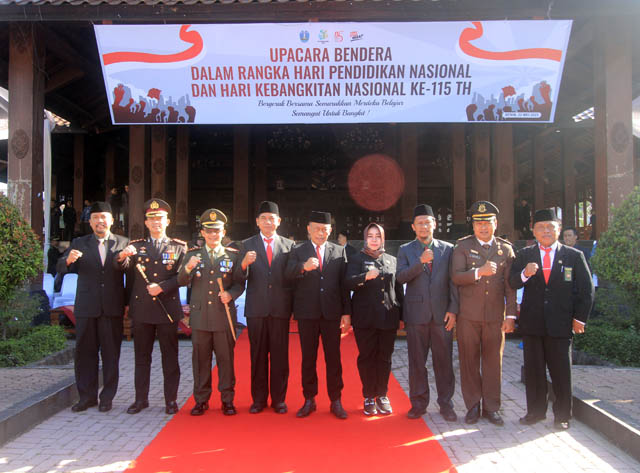 WARISKAN KEBANGKITAN: Bupati Ponorogo Sugiri Sancoko memimpin upacara peringatan Harkitnas ke-115 kemarin (22/5). (AJI PUTRA/JAWA POS RADAR PONOROGO)