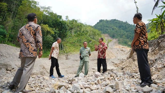 DARURAT: Bupati Pacitan Indrata Nur Bayuaji dan jajaran saat meninjau jembatan yang putus di Desa Kemuning, Kecamatan Tegalombo, beberapa waktu lalu. (DOKUMEN RADAR PACITAN)