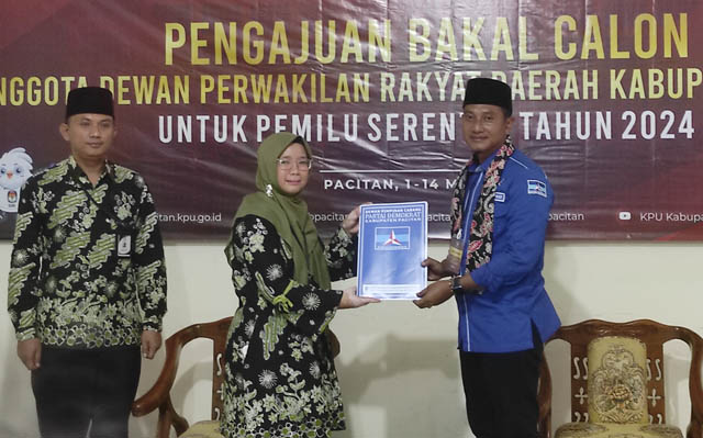 Ilustrasi Foto : Ketua DPC Partai Demokrat Pacitan Indrata Nur Bayuaji saat menyerahkan berkas pendaftaran bacaleg kepada KPU. (Dokumen/RADAR PACITAN)