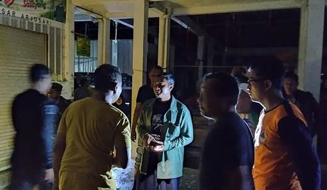 PRIHATIN: Bupati Pacitan Indrata Nurbayuaji meninjau Pasar Arjosari  yang terbakar Minggu petang (28/5). (NUR CAHYONO/ JAWA POS RADAR PACITAN)