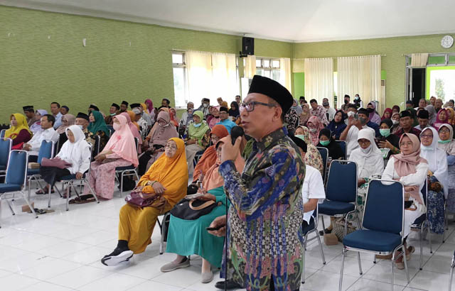 PERSIAPAN: Ratusan CJH mendapat pembinaan manasik di aula kantor Kecamatan Taman, kemarin (12/5). (ISTIMEWA)
