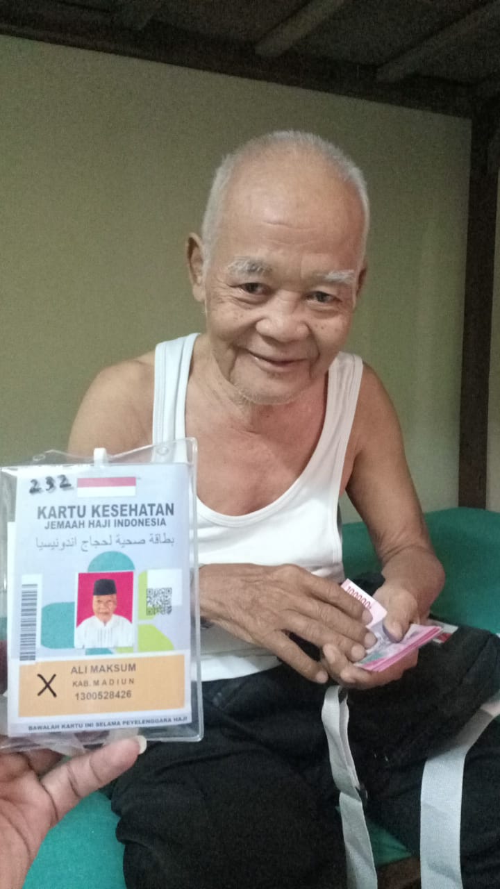 SEMANGAT: Ali Maksum diminta langsung istirahat begitu tiba di Asrama Haji Sukolilo, Surabaya. (KEMENAG FOR JAWA POS RADAR CARUBAN)