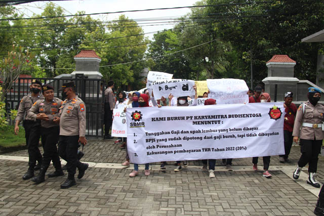 Ilustrasi foto : Aksi unjuk rasa buruh  di depan kantor DPRD Ngawi bulan November tahun 2022 lau. (DOKUMEN/JAWA POS RADAR NGAWI)