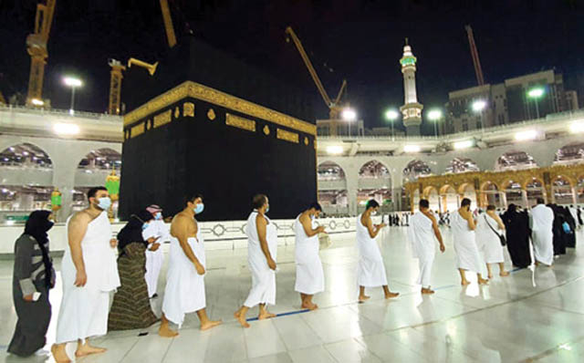 TANAH SUCI: Jemaah menunaikan ibadah haji di Masjidil Haram. (DOKUMEN RADAR MADIUN)