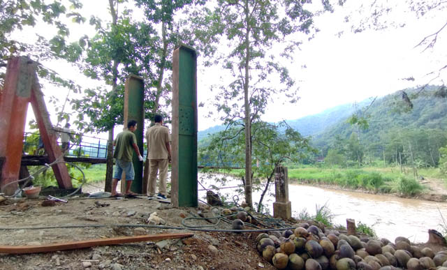 SEDANG DIBANGUN: Kondisi jembatan darurat yang dibangun DPUPR di Desa Mangunharjo, kemarin (2/5). (LATIFUL HABIBI/RADAR PACITAN)