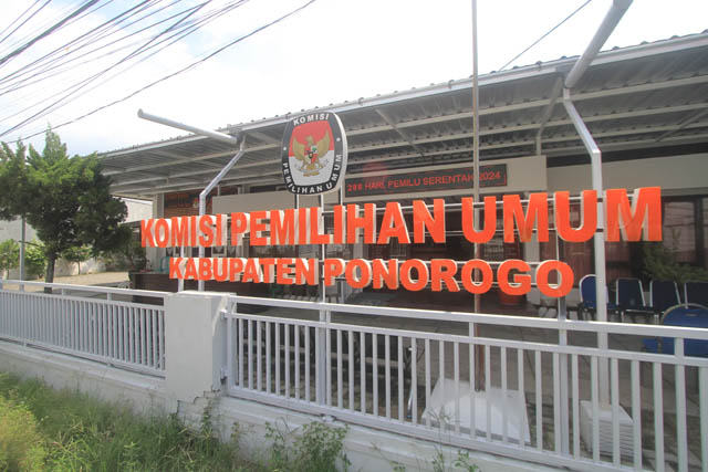 HARI PERTAMA: Kantor KPU Ponorogo di Jalan Soekarno-Hatta masih sepi dari aktivitas pendaftaran bacaleg DPRD kemarin (1/5). (AJI PUTRA/RADAR PONOROGO)