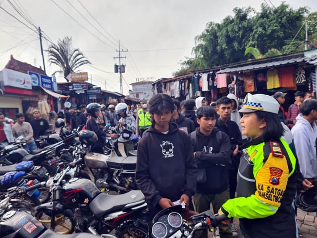 KENA TILANG: Petugas Satlantas Polres Magetan menindak sejumlah motor berknalpot brong di kawasan Telaga Sarangan, Sabtu (29/4). (SATLANTAS UNTUK JAWA POS RADAR MAGETAN)