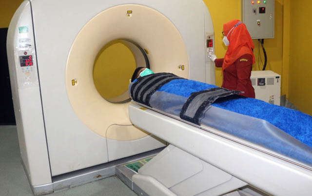 PELAYANAN KESEHATAN: Salah satu alat rontgen RSUD dr Sayidiman. Rumah sakit itu menambah mesin sinar X-nya tahun ini. (NUR CAHYONO/JAWA POS RADAR MAGETAN)