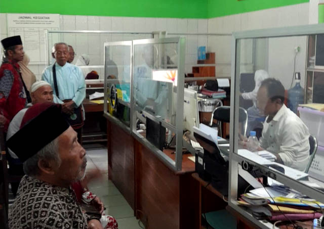PERPANJANGAN: Sejumlah warga berkonsultasi terkait ibadah haji dan umrah di Kantor Kemenag Ngawi. Pelunasan biaya ibadah haji tahun ini diperpanjang. (KEMENAG UNTUK JAWA POS RADAR NGAWI)