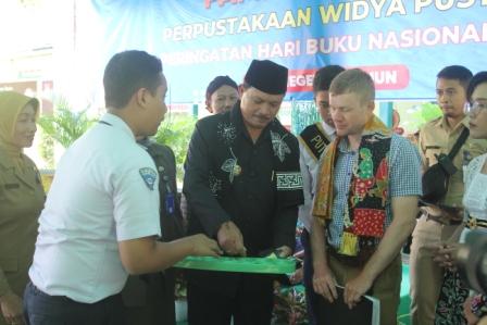 BUDAYA TRADISIONAL: Wali Kota Maidi (tengah) bersama Ales Kerja, perwakilan Kedutaan Besar Republik Ceko untuk Indonesia mencoba permainan tradisional congklak di SMPN 1 Kota Madiun, Selasa (23/5) lalu. (BAGAS BIMANTARA/RADAR MADIUN)