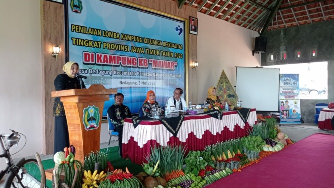 KAMPUNG KB : Kepala Perwakilan BKKBN Jatim Maria Ernawati bersama Bupati Magetan Suprawoto dan Kepala Dinas PPKB DAN PPPA Furiana Kartini saat penilaian kampung KB, kemarin (3/5). (ERIC WIBOWO/RADAR MAGETAN)