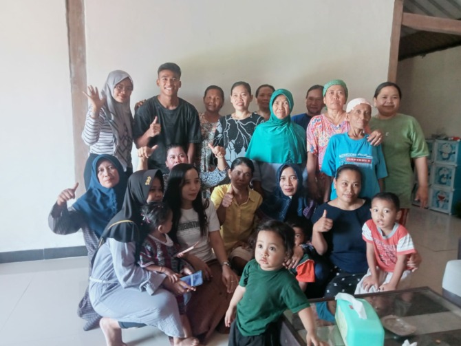 SAMBUTAN HANGAT: Irfan Jauhari, dua dari kiri atas, bersama keluarga dan kerabat dekat di rumahnya Desa Kandangan, Ngawi, kemarin. (ASEP SYAEFUL BACHRI/RADAR NGAWI)