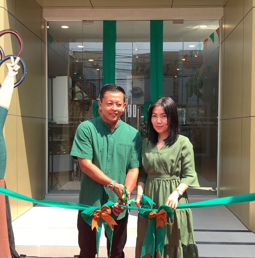MERIAH: Suasana pembukaan outlet baru Bless Bakery di H. Agus Salim, Kota Madiun, Minggu (21/5) lalu. (TEGAR RUKMANA/RADAR MADIUN)