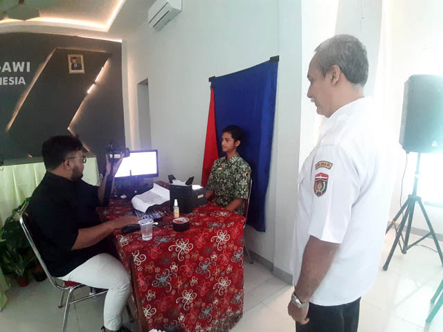 TUGAS BERAT: Petugas Dispendukcapil Ngawi melakukan perekaman e-KTP di salah satu SMAN di Ngawi kemarin. (ASEP SYAEFUL BACHRI/JAWA POS RADAR NGAWI)