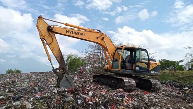 OVERLOAD : Sampah di TPA Milangasri semakin menggunung. (APRILITA SARI/JAWA POS RADAR MAGETAN)