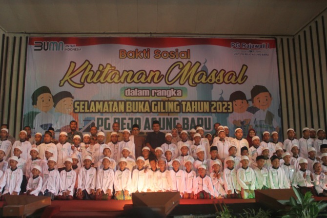 MASSAL: Jajaran Direksi dan Manajemen PG Rejo Agung Baru foto bersama 120 peserta khitanan di Graha Rajawali. (NAJWA MAULIDIA/RADAR MADIUN)