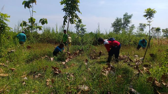 Ilustrasi foto : Sejumlah petugas DLH Magetan melakukan pemeliharan di lahan calon TPA Baru di Desa Botok, Kecamatan Karas. (Dokumen/RADAR MAGETAN)