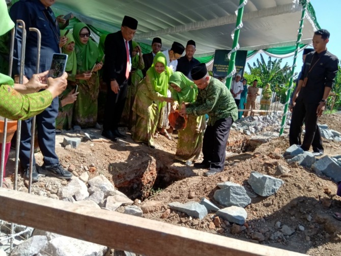 SPIRIT BARU: Bupati Sugiri Sancoko bersama Ketua PC Muslimat NU Ponorogo Hj. Tufi Laili, dan Ketua PCNU Ponorogo KH. Fatchul Aziz meresmikan pembangunan Kantor PC Muslimat NU Ponorogo di Jalan Batoro Katong Nomor 26 kemarin (22/5). (ALFIAN FACHRUDIN/JAWA