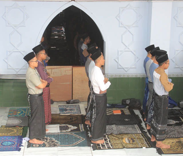 BELA SUNGKAWA: Para santri PMDG di Ponorogo menggelar salat gaib untuk mendoakan para guru pengabdian yang mengalami kecelakaan bus di Kabupaten Parimo, Sulteng Kamis (4/5) kemarin. (AJI PUTRA/RADAR PONOROGO)