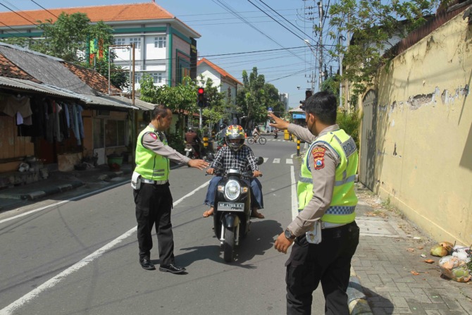OPERASI: Sejumlah pengguna jalan yang kedapatan melanggar lalu lintas terjaring tilang manual oleh anggota Satlantas Polres Madiun Kota. (BAGAS BIMANTARA/JAWA POS RADAR MADIUN)