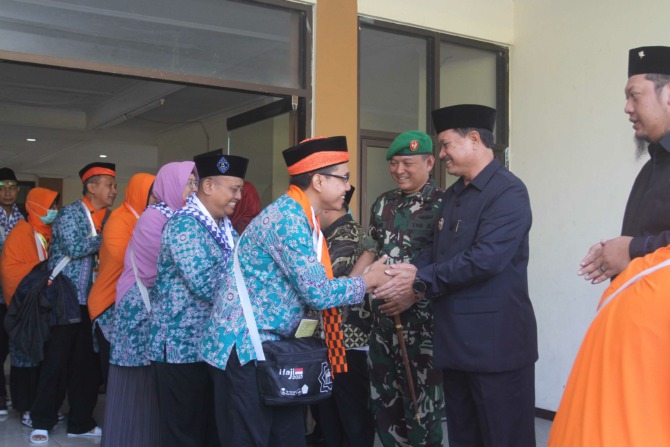 TAMU ALLAH: Para calon jemaah haji asal Kota Madiun diberangkatkan oleh Kemenag dan Wali Kota Madiun dari wisma haji kemarin (23/5). (BAGAS BIMANTARA/JAWA POS RADAR MADIUN)