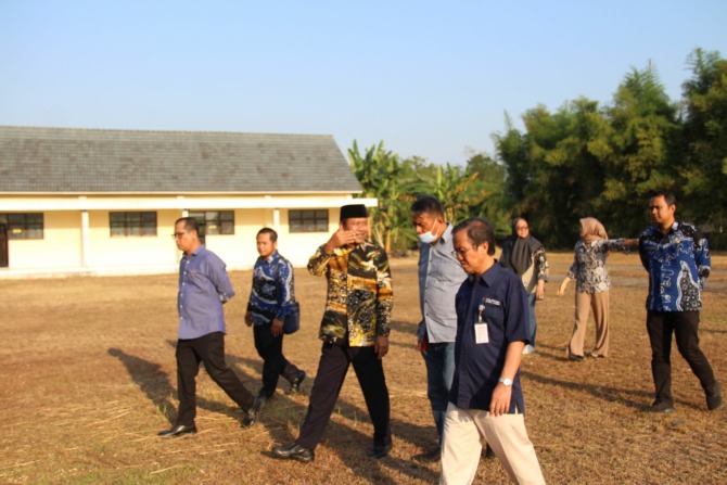 VISITASI: Tim evaluator dan tim dari Direktorat Kelembagaan dan Sumber Daya Pendidikan Tinggi Vokasi Ditjen Pendidikan Vokasi Kementerian Pendidikan, Kebudayaan, Riset dan Teknologi (Kemendikbud Ristek) melakukan kunjungan ke lapangan kemarin (26/5). (ASE