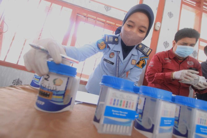 ZERO NARKOBA: Petugas dan napi Rutan Klas II B Ponorogo menjalani tes urin dari BNN Trenggalek kemarin (30/5). (AJI PUTRA/RADAR PONOROGO)
