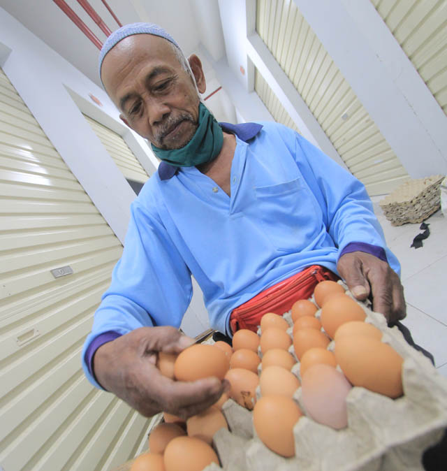 MAKIN MAHAL : Harga telur di Pasar Legi tembus Rp 31.000-Rp 32.500, menjadi rekor kenaikan tertinggi. (AJI PUTRA/JAWA POS RADAR PONOROGO)