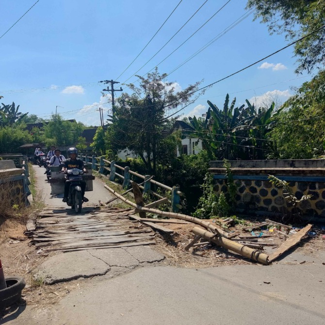 DIPERJUANGKAN: Nasib Jembatan menunggu hasil verfal pengajuan bantuan hibah rehabilitasi dan rekonstruksi pascabencana dari BNPB. (LODITYA FERNANDEZ/JAWA POS RADAR CARUBAN)