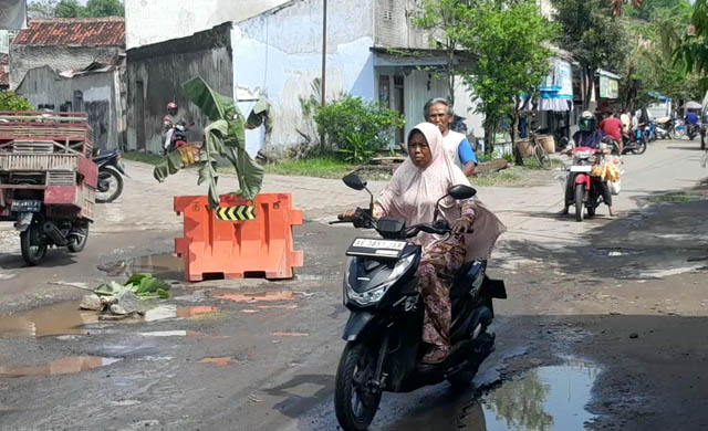 LUBANG MENGANGA: Salah satu ruas jalan rusak di Ngawi. Pemkab kucurkan duit Rp 134 miliar untuk peningkatan mutu jalan tahun ini. (ASEP SYAEFUL BACHRI/DOK. JAWA POS RADAR NGAWI)