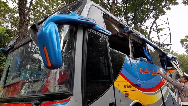 NIHIL KORBAN JIWA: Bagian kanan samping bus Sumber Selamat bernopol W 7291 UP penyok usai terguling dan menghantam pos polisi. (ASEP SYAEFUL BACHRI/JAWA POS RADAR NGAWI)