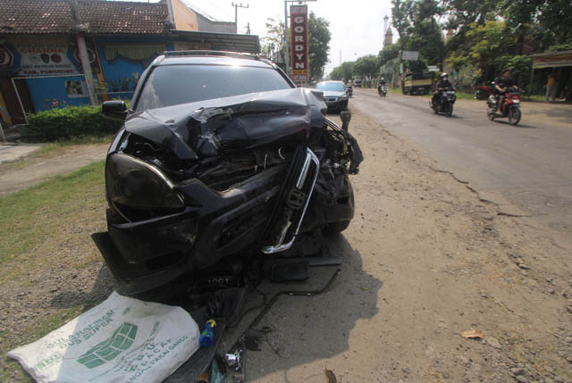 SAMA-SAMA RINGSEK: Kondisi mobil Honda CRV usai terlibat kecelakaan di Jalan Raya Ponorogo-Magetan masuk Desa Sukosari, Kecamatan Babadan, Ponorogo. (AJI PUTRA/RADAR PONOROGO)