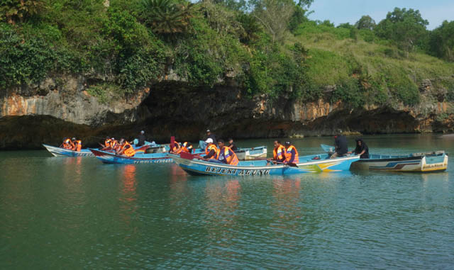 Warga di Desa Sendang menggelar lomba dayung sampan di muara Sungai Maron untuk mendongkrak angka kunjungan wisatawan. FOTO: SUGENG DWI NURCAHYO/RADAR PACITAN