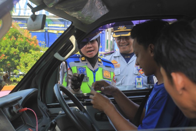 OPERASI KESTIB: Petugas dari Dishub dan Satlantas Polres Madiun Kota memeriksa kelengkapan dokumen angkutan barang di seputar pertigaan Mancaan kemarin (24/5). (BAGAS BIMANTARA/JAWA POS RADAR MADIUN)