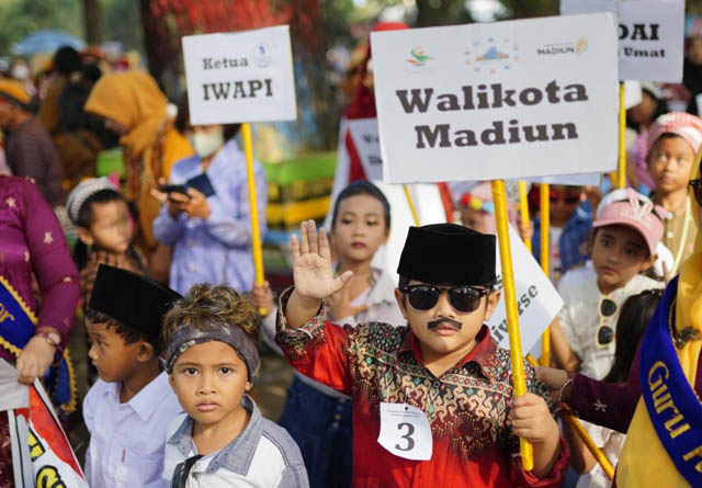MERIAH: Ribuan siswa PAUD dan TK se-Kecamatan Taman memadati Ngrowo Bening Edupark sebelum diberangkatkan dalam pawai budaya kemarin. (DISKOMINFO FOR JAWA POS RADAR MADIUN)