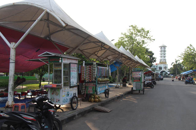 BERBEDA JAM: Pedagang kaki lima di Jalan Serong Barat, Alun-Alun Merdeka, hanya boleh berjualan sore sampai malam. (ASEP SYAEFUL BACHRI/JAWA POS RADAR NGAWI)