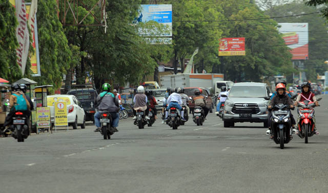 SUMBER PAD: Sejumlah titik parkir liar di tepi jalan umum semakin marak sehingga mengganggu PAD Ponorogo. (AJI PUTRA/JAWA POS RADAR PONOROGO)