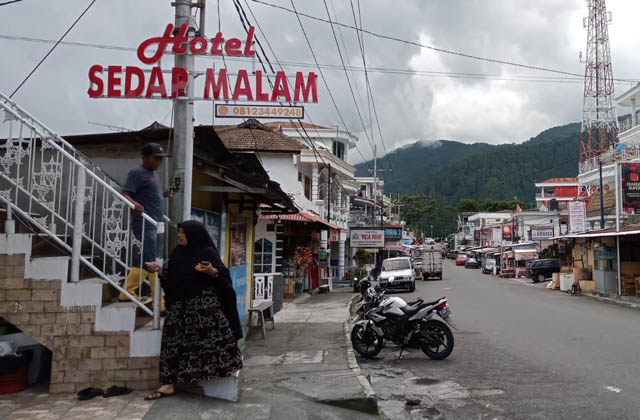 BAKAL DIPERCANTIK: Trotoar di sekitar Telaga Sarangan juga direvitalisasi tahun ini. (NUR CAHYONO/ JAWA POS RADAR MAGETAN)