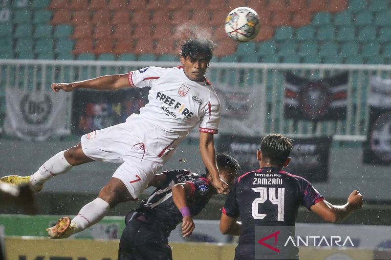 BERBAHAYA: Irfan Jauhari memenangkan duel udara melawan pemain Rans Nusantara FC. (ANTARA)